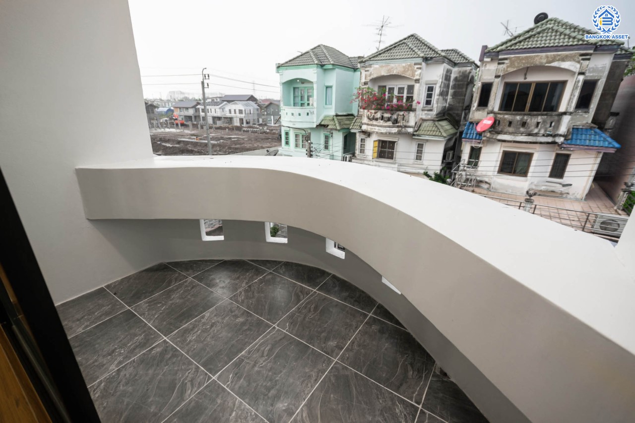 บ้านมือสองตกแต่งใหม่ ม.เศรณี ดอนเมือง-สรงประภา เนื้อที่ 27.7 ตร.ว. ฟังก์ชันจัดเต็ม 4 ห้องนอน 3 ห้องน้ำ จอดรถได้ 1 คัน ตอบโจทย์ครอบครัวใหญ่ มีความเป็นส่วนตัว เดินทางเข้าสู่ใจกลางเมืองได้อย่างสะดวกสบาย ใกล้สนามบินดอนเมือง และทางด่วนศรีสมาน...